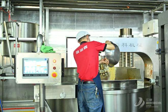 烹百味 匠心熬就“味滋香”麻将胡了免费试玩一勺底料(图1)