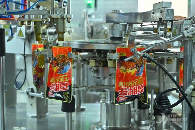烹百味 匠心熬就“味滋香”麻将胡了免费试玩一勺底料(图10)
